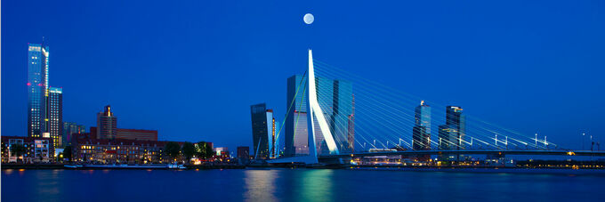 Maasstad Rotterdam bij nacht