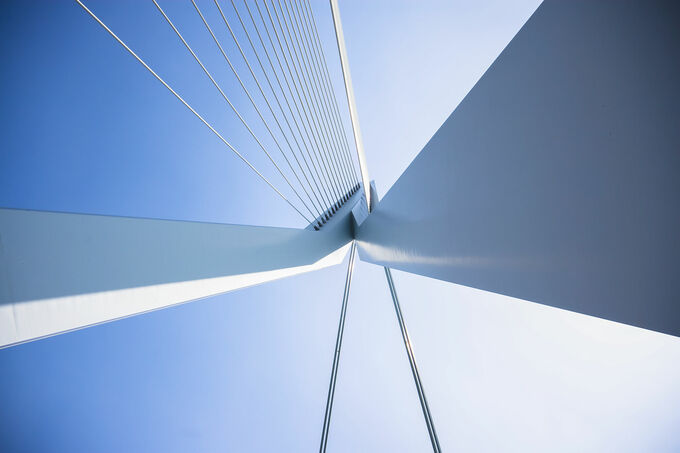 Erasmusbrug onder de blauwe lucht